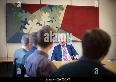 È sotto embargo per 0001 giovedì 31 ottobre non sottoscritto in precedenza foto datata 19/03/19 Speaker della House of Commons, John Bercow tenere una sessione di Domande e risposte con gli studenti di Yale Sixth Form College nel Galles del Nord in Portcullis House nel case del Parlamento. L'oratore ha servito dieci anni e intende candidarsi giù prima delle prossime elezioni. Foto Stock