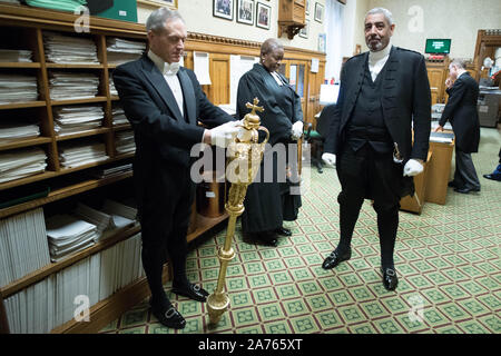 È sotto embargo per 0001 giovedì 31 ottobre non sottoscritto in precedenza foto datata 12/03/19 del personale parlamentare la preparazione per lo speaker della House of Commons, John Bercow giornaliero della processione attraverso i corridoi del case del Parlamento alla Camera della Camera dei Comuni in cui l'Oratore presiederà la giornata di eventi. L'oratore ha servito dieci anni e intende candidarsi giù prima delle prossime elezioni. Foto Stock