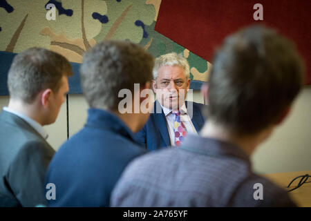 È sotto embargo per 0001 giovedì 31 ottobre non sottoscritto in precedenza foto datata 19/03/19 Speaker della House of Commons, John Bercow tenere una sessione di Domande e risposte con gli studenti di Yale Sixth Form College nel Galles del Nord in Portcullis House nel case del Parlamento. L'oratore ha servito dieci anni e intende candidarsi giù prima delle prossime elezioni. Foto Stock