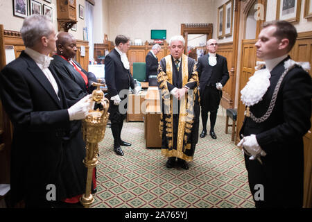 È sotto embargo per 0001 giovedì 31 ottobre non sottoscritto in precedenza foto datata 14/10/19 Speaker della House of Commons, John Bercow preparando per la regina del discorso prima della trasformazione attraverso il Palazzo di Westminster alla House of Lords. L'oratore ha servito dieci anni e intende candidarsi giù prima delle prossime elezioni. Foto Stock