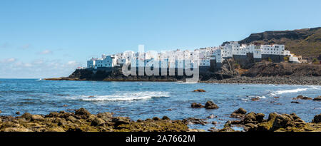 Vista panoramica della casa bianca quartiere di "El Roque', Moya, sull'isola di Gran Canaria affacciata sul mare. Paesaggio urbano in spagnolo Foto Stock