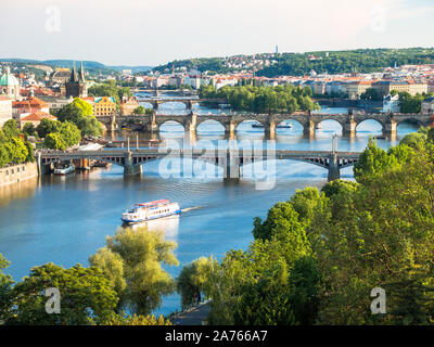 Praga, vista sul fiume Vltava e il Ponte Carlo in un giorno di estate, il turismo di cliché Foto Stock