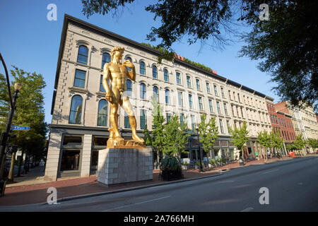 Statua dorata di David esterno 21c museum hotel west main street louisville kentucky NEGLI STATI UNITI Foto Stock