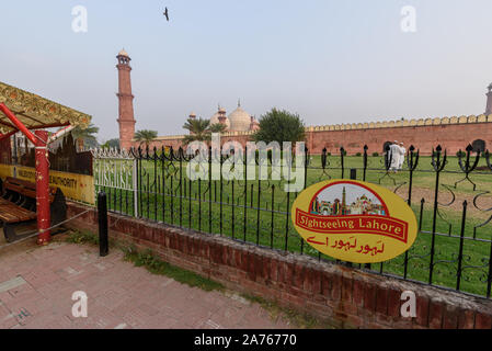 LAHORE, PAKISTAN- il Sep 23, 2019; City tour segno davanti della moschea Badshahi,Lahore Foto Stock