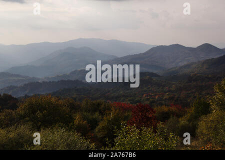 Paesaggio di Kakheti, vista della valle Alazani in autunno, Georgia Foto Stock
