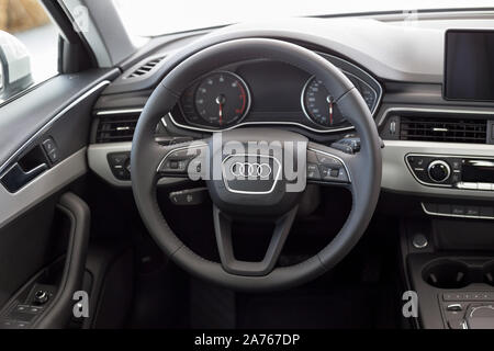 Russia, Izhevsk - Settembre 11, 2019: Audi showroom. Interno del nuovo e moderno che Audi A4. Moderno e veicoli di prestigio. Foto Stock