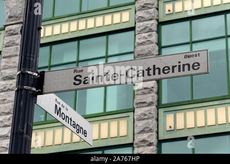 Primo piano della segnaletica stradale in corrispondenza della zona di spigolo di Saint Carherine e montagna Street nel centro cittadino di Montreal, Quebec, Canada Foto Stock