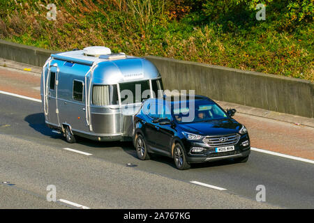 2016 Hyundai Santa Fe Prem SE B unità di traino roulotte Airstream rimorchio; Regno Unito il traffico veicolare, trasporti, veicoli moderni, carrozze salone, sud-legato sulla corsia di 3 M6 motorway autostrada. Foto Stock