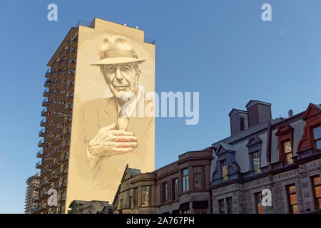 Enorme Leonard Cohen murale dipinto sul lato di un edificio alto in Crescent Street nel centro cittadino di Montreal, Quebec, Canada Foto Stock