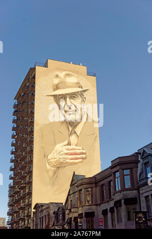 Enorme Leonard Cohen murale dipinto sul lato di un edificio alto in Crescent Street nel centro cittadino di Montreal, Quebec, Canada Foto Stock