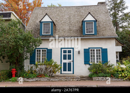 La Antoine Pilon House, un edificio restaurato del XVIII secolo (circa 1770) in stile francese agriturismo log in Pointe Claire Village, Montreal, Quebec, Canada Foto Stock