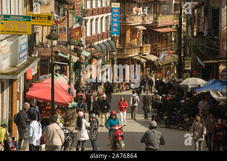 Sapa, Lao Cai, Vietnam - Marzo 18, 2011: i turisti e la gente del posto intorno alla strada principale di Sapa, famosa destinazione nel nord del Vietnam Foto Stock