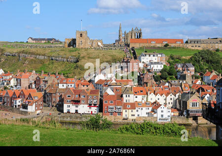 Parte della città di Whitby, la chiesa e l'Abbazia.Persone andando su e giù per la Chiesa 199 passi. Foto Stock
