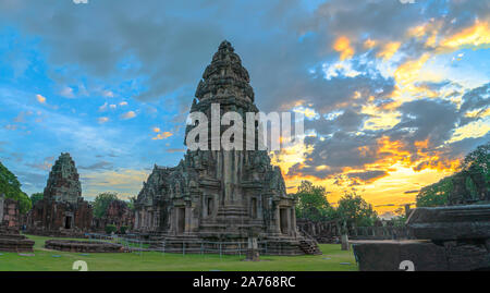 Il bellissimo castello di pietra di Phimai Historical Park. Prasat Hin Phimai antico tempio Khmer in Nakhon Ratchasima provincia della Thailandia. Pietra di Phimai cast Foto Stock
