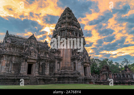 Il bellissimo castello di pietra di Phimai Historical Park. Prasat Hin Phimai antico tempio Khmer in Nakhon Ratchasima provincia della Thailandia. Pietra di Phimai cast Foto Stock