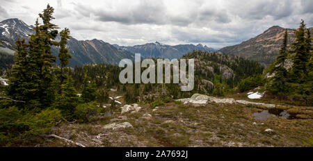 Vista panoramica delle montagne su un giorno di estate in Costa montagne della British Columbia. Foto Stock