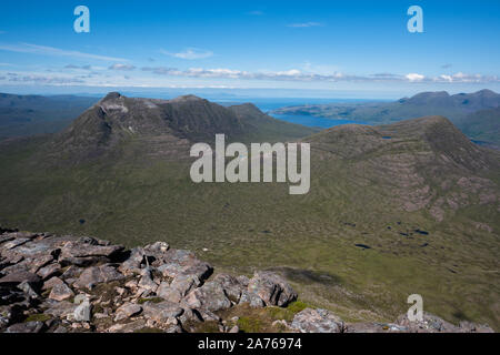 Vista del Corbett Beinn Damh e Graham Beinn na h-Eaglaise dal Munro Maol Chean-dearg, Scozia Foto Stock