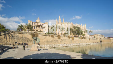 La bellissima Catedral-Basílica de Santa María de Mallorca chiesa a Palma de Mallorca in una giornata di sole. Foto Stock