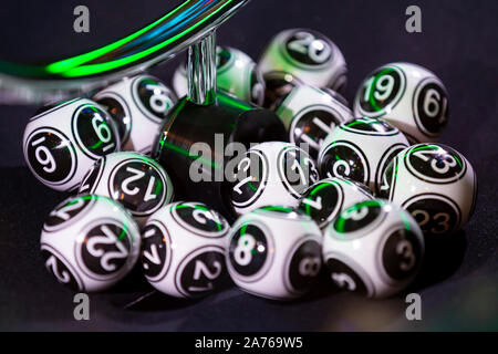 Bianco e nero sfere della lotteria in una macchina di bingo. Lotteria di palline in una sfera in movimento. Macchina di gioco d'azzardo e euqipment. Foto Stock