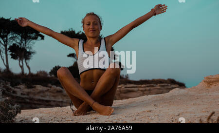 Splendida ragazza la pratica dello yoga nella riserva naturale Foto Stock