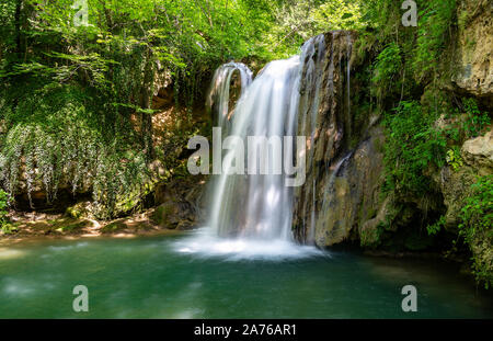 Blederija cascata naturale attrazione di Serbia, situato nei pressi del villaggio di Reka, nei pressi di Kladovo. Bella e verde acqua, rocce e moss, intatta Foto Stock