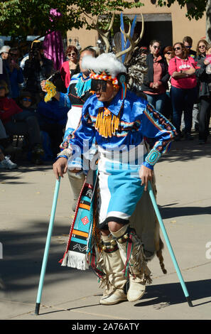 Membri della Kallestewas balli di gruppo da Zuni Pueblo nel Nuovo Messico eseguire il Deer Dance presso i popoli indigeni" Giorno a Santa Fe, New Mexico, NEGLI STATI UNITI Foto Stock