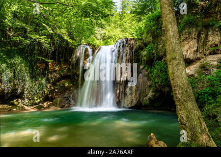 Blederija cascata naturale attrazione di Serbia, situato nei pressi del villaggio di Reka, nei pressi di Kladovo. Bella e verde acqua, rocce e moss, intatta Foto Stock