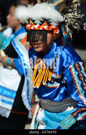 Membri della Kallestewas balli di gruppo da Zuni Pueblo nel Nuovo Messico eseguire il Deer Dance presso i popoli indigeni" Giorno a Santa Fe, New Mexico, NEGLI STATI UNITI Foto Stock