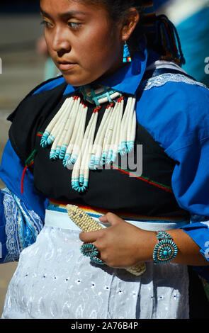 Membri della Kallestewa balli di gruppo da Zuni Pueblo nel Nuovo Messico eseguire la danza di mais durante i popoli indigeni" Giorno a Santa Fe, New Mexico Foto Stock