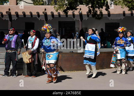 Membri della Kallestewa balli di gruppo da Zuni Pueblo nel Nuovo Messico eseguire la danza di mais durante i popoli indigeni" Giorno a Santa Fe, New Mexico Foto Stock