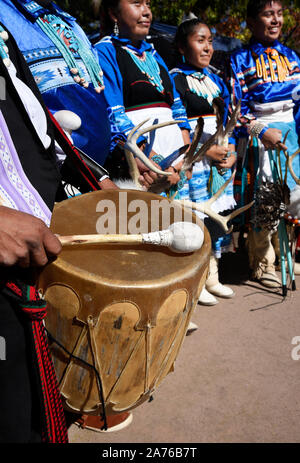 Membri della Kallestewa balli di gruppo dal Zuni Pueblo nel Nuovo Messico prepararsi ad eseguire in Santa Fe, New Mexico, NEGLI STATI UNITI Foto Stock