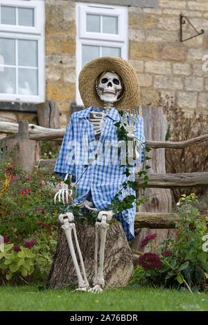 Decorate casa per la festa di Halloween in Cotswolds, scheletri andare campeggio Foto Stock