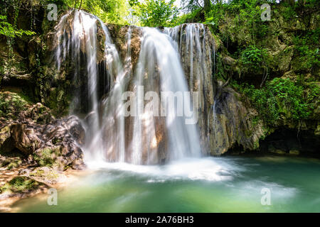 Blederija cascata naturale attrazione di Serbia, situato nei pressi del villaggio di Reka, nei pressi di Kladovo. Bella e verde acqua, rocce e moss, intatta Foto Stock