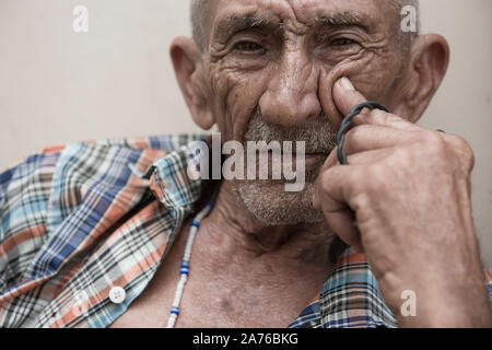 Barbalha, Ceara, Brasile - Giugno 03, 2016: Senior uomo con faccia rugosa e espressione seria in un piccolo villaggio del brasiliano entroterra (Sertao) Foto Stock