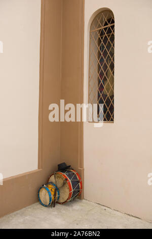 Barbalha, Ceara, Brasile - Giugno 03, 2016: strumenti a percussione in un angolo di una parete della chiesa, durante il mese di giugno le parti (Festa Junina) Foto Stock