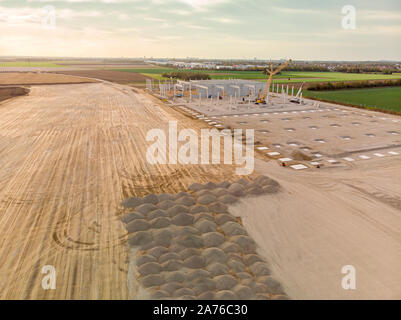 Vista aerea - sito di costruzione di una nuova zona industriale del paese Foto Stock