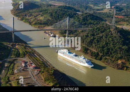 Incredibile immagine aerea di una lussuosa nave da crociera passando sotto il ponte centenario nel Canale di Panama Foto Stock