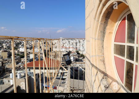 Campanile finestra, Chiesa Cattolica e Santuario di San Giovanni Battista, Principessa Haya Street, Madaba, Governatorato di Madaba, Giordania, Medio Oriente Foto Stock