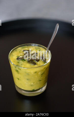 In casa mango, banana, spinaci smoothie con semi di zucca. Foto Stock