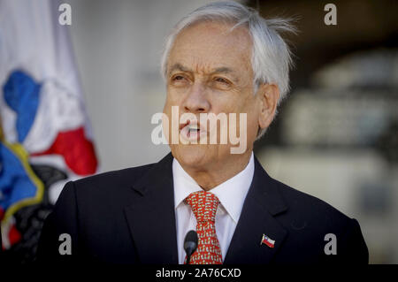 (191030) -- SANTIAGO, Ottobre 30, 2019 (Xinhua) -- Il Presidente cileno Sebastian Pinera rende un annuncio al il Palazzo Presidenziale di La Moneda a Santiago del Cile, ad Ottobre 30, 2019. Pinera ha annunciato mercoledì che il Cile possa sospendere che ospita il vertice APEC e il COP25 vertice sul clima, a causa di un continuo processo di crisi sociale nel paese Sud Americano. (Sebastian Beltran Gaete/Agencia Onu via Xinhua) Foto Stock