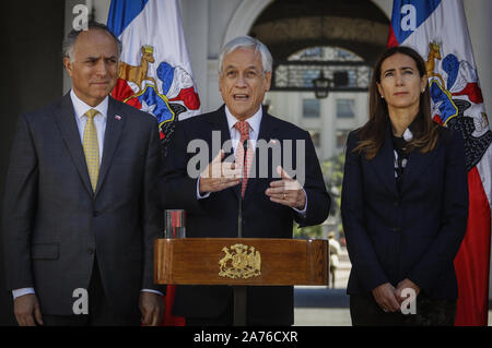 (191030) -- SANTIAGO, Ottobre 30, 2019 (Xinhua) -- Il Presidente cileno Sebastian Pinera (C) rende un annuncio al il Palazzo Presidenziale di La Moneda a Santiago del Cile, ad Ottobre 30, 2019. Pinera ha annunciato mercoledì che il Cile possa sospendere che ospita il vertice APEC e il COP25 vertice sul clima, a causa di un continuo processo di crisi sociale nel paese Sud Americano. (Sebastian Beltran Gaete/Agencia Onu via Xinhua) Foto Stock