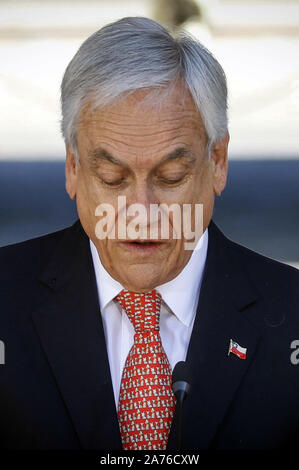 (191030) -- SANTIAGO, Ottobre 30, 2019 (Xinhua) -- Il Presidente cileno Sebastian Pinera rende un annuncio al il Palazzo Presidenziale di La Moneda a Santiago del Cile, ad Ottobre 30, 2019. Pinera ha annunciato mercoledì che il Cile possa sospendere che ospita il vertice APEC e il COP25 vertice sul clima, a causa di un continuo processo di crisi sociale nel paese Sud Americano. (Sebastian Beltran Gaete/Agencia Onu via Xinhua) Foto Stock