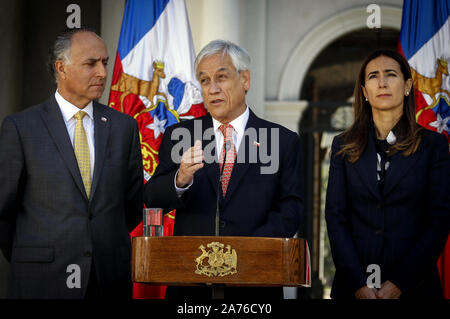 (191030) -- SANTIAGO, Ottobre 30, 2019 (Xinhua) -- Il Presidente cileno Sebastian Pinera (C) rende un annuncio al il Palazzo Presidenziale di La Moneda a Santiago del Cile, ad Ottobre 30, 2019. Pinera ha annunciato mercoledì che il Cile possa sospendere che ospita il vertice APEC e il COP25 vertice sul clima, a causa di un continuo processo di crisi sociale nel paese Sud Americano. (Sebastian Beltran Gaete/Agencia Onu via Xinhua) Foto Stock