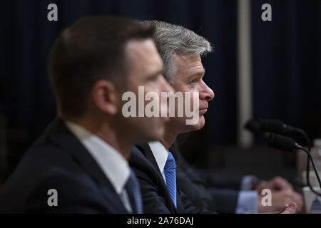 Washington, Distretto di Columbia, Stati Uniti d'America. 30 ott 2019. Deliberando segretario presso l'U.S. Department of Homeland Security Kevin McAleenan e Direttore Christopher Wray, Federal Bureau of Investigation (FBI) testimoniare prima di Stati Uniti Il Comitato della Camera dei Homeland Security presso l'U.S. Campidoglio in Washington, DC, Stati Uniti, Mercoledì, Ottobre 30, 2019. Credito: Stefani Reynolds/CNP/ZUMA filo/Alamy Live News Foto Stock