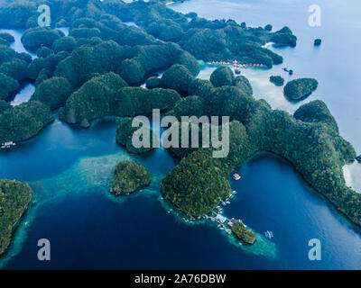 Drone vista della famosa bella destinazione in Socorro Filippine; Sohoton Cove nel Bucas Grande, Siargao Foto Stock