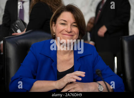 Washington, Stati Uniti d'America. 29 ott 2019. Stati Uniti il senatore Amy Klobuchar (Democratico del Minnesota), un candidato per il Partito Democratico nomina a Presidente, sorrisi per la telecamera come ella attende la testimonianza di Dennis Muilenburg, Presidente e Chief Executive Officer di The Boeing Company e John Hamilton, Vice Presidente e Chief Engineer, Boeing aerei commerciali, prima che il Senato degli Stati Uniti il commercio, la scienza ed il trasporto su "La sicurezza aerea e il futuro del Boeing 737 MAX' sul Campidoglio di Washington, DC Martedì, Ottobre 29, 2019.Credit: Ron Sachs/CNP (LIMITA Foto Stock