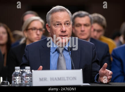 Washington, Stati Uniti d'America. 29 ott 2019. John Hamilton, Vice Presidente e Chief Engineer, Boeing aerei commerciali, testimoniare davanti al Senato degli Stati Uniti di commercio, scienza e trasporto su " La sicurezza aerea e il futuro del Boeing 737 MAX' sul Campidoglio di Washington, DC martedì, 29 ottobre 2019. Credito: Ron Sachs/CNP (restrizione: NO New York o New Jersey o giornali quotidiani nel raggio di 75 miglia da New York City) | utilizzo del credito in tutto il mondo: dpa/Alamy Live News Foto Stock