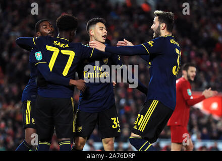 Dell'Arsenal Gabriel Martinelli (terza a sinistra) celebra il punteggio al suo fianco il terzo obiettivo del gioco con i compagni di squadra durante la Coppa Carabao, quarto round corrispondono ad Anfield, Liverpool. Foto Stock