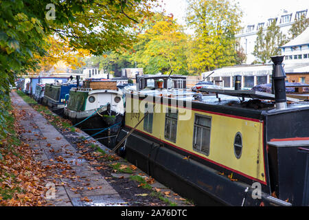 LONDON, Regno Unito - Ottobre 27th, 2019: le righe di barche ormeggiate in Little Venice, famosa area lungo Regents Canal Foto Stock