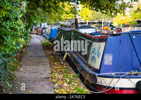 LONDON, Regno Unito - Ottobre 27th, 2019: le righe di barche ormeggiate in Little Venice, famosa area lungo Regents Canal Foto Stock